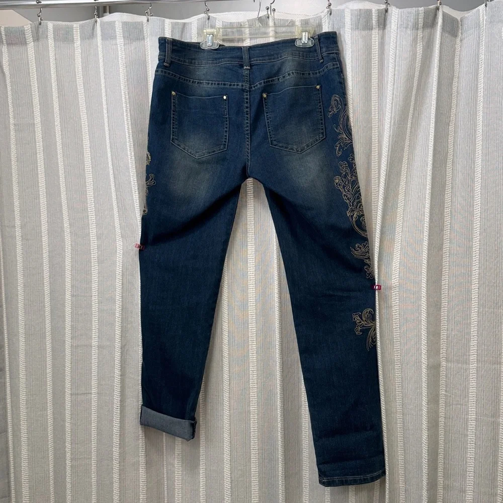 Chico’s Embroidered Platinum Jeans Light Wash US size 6R / Chicos size‎ 0.5R